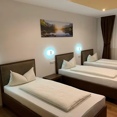 Leona Hotel *