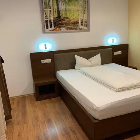 Leona Hotel *